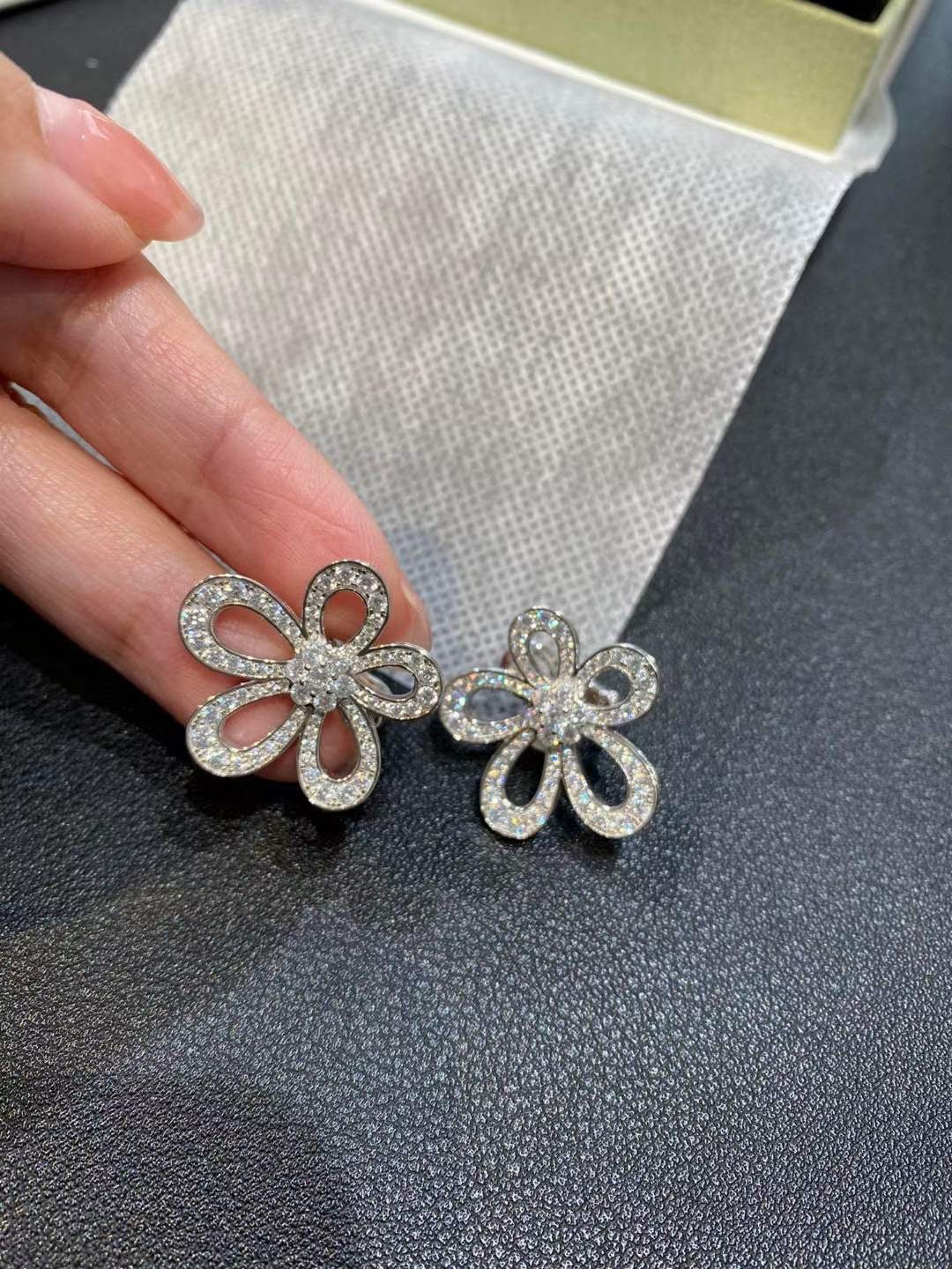 [⭐Luxery]FLOWERLACE EARRINGS FULL DIAMONDS