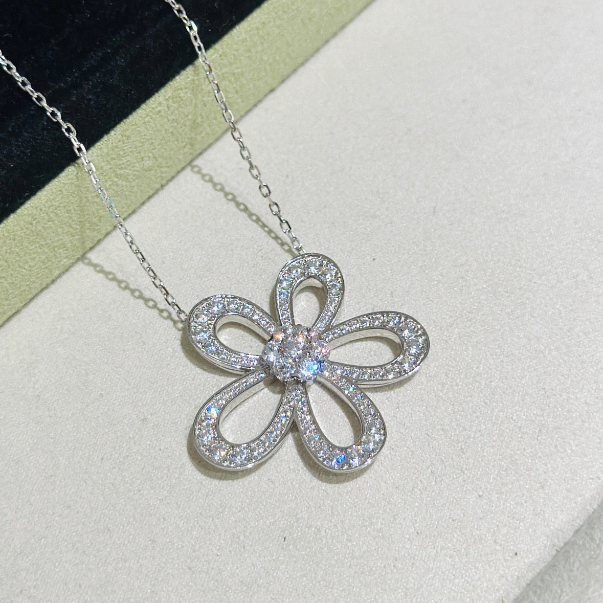 [⭐Luxery]FLOWERLACE NECKLACE FULL DIAMONDS