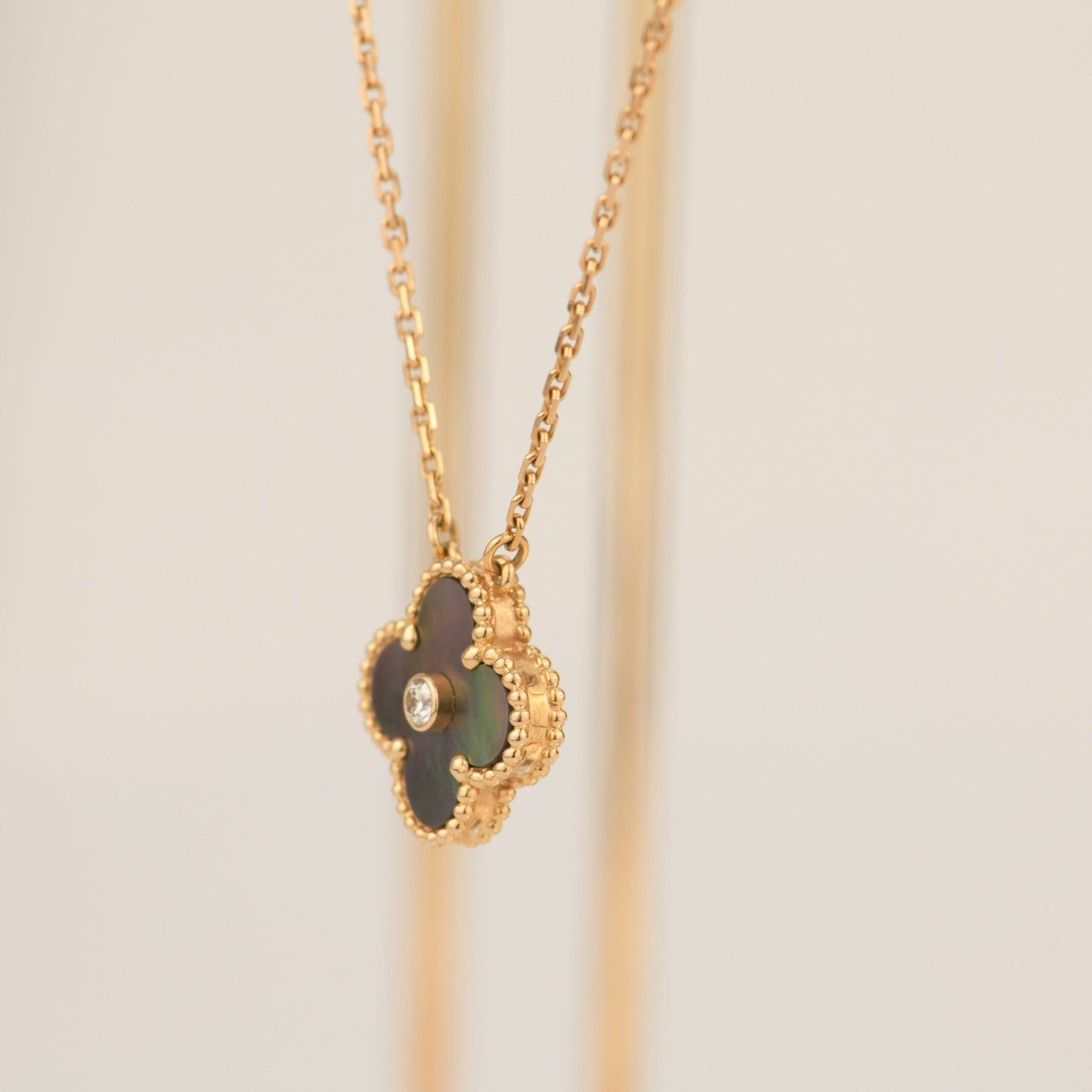 [⭐Luxery]CLOVER 15MM DIAMOND AND MOTHER-OF-GREY NECKLACE