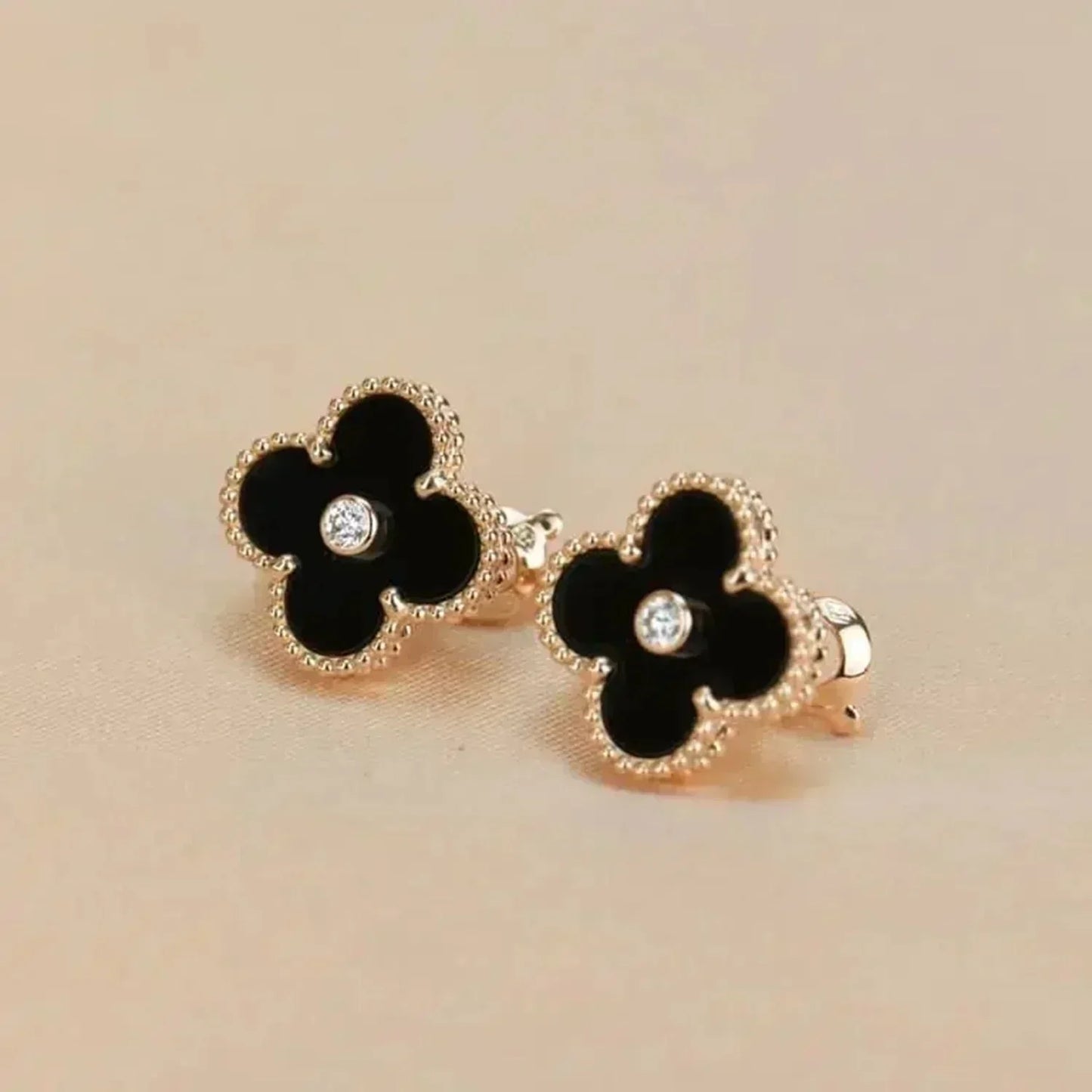 [⭐Luxery]CLOVER MEDIUM 1 MOTIFS ONYX DIAMOND EARRINGS