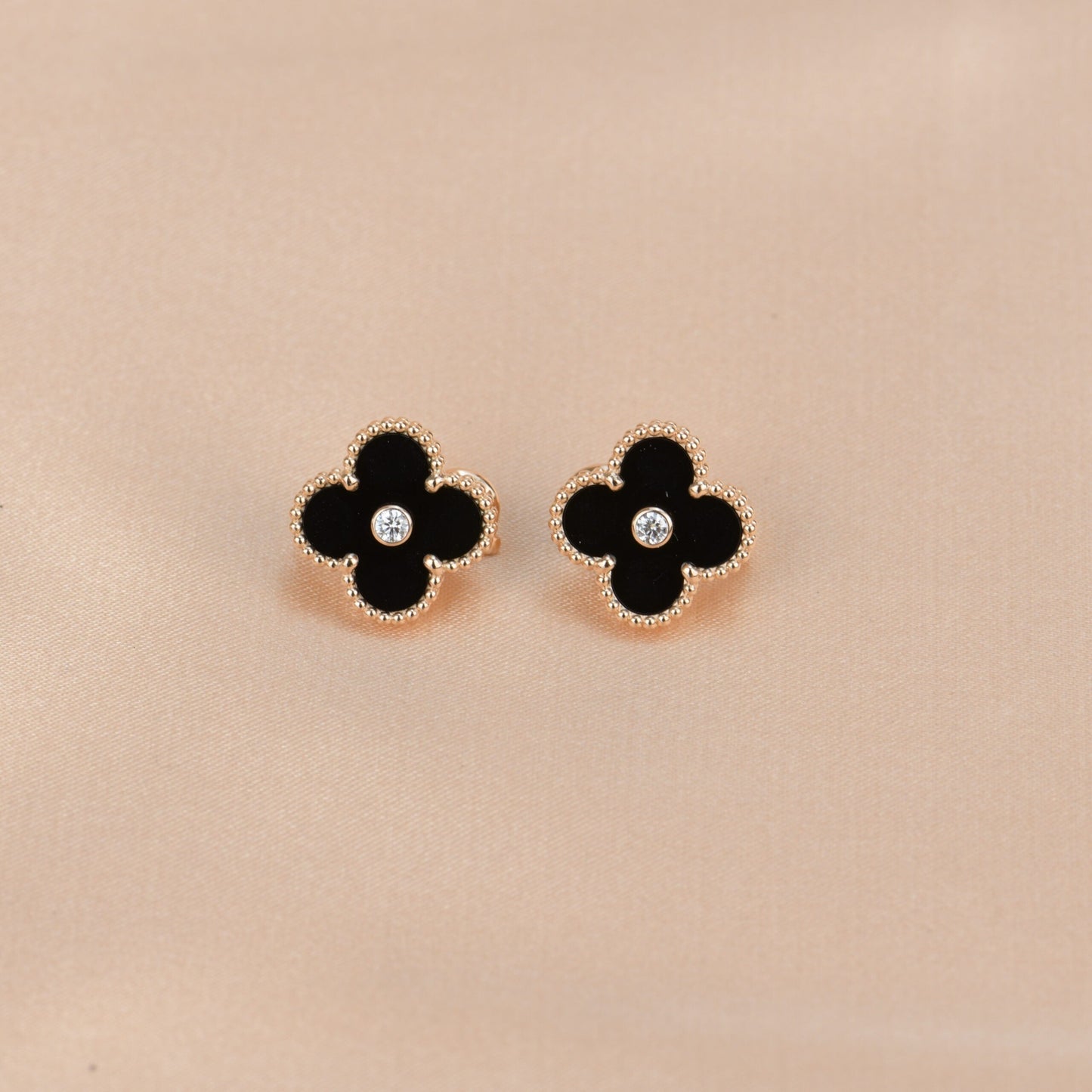 [⭐Luxery]CLOVER MEDIUM 1 MOTIFS ONYX DIAMOND EARRINGS