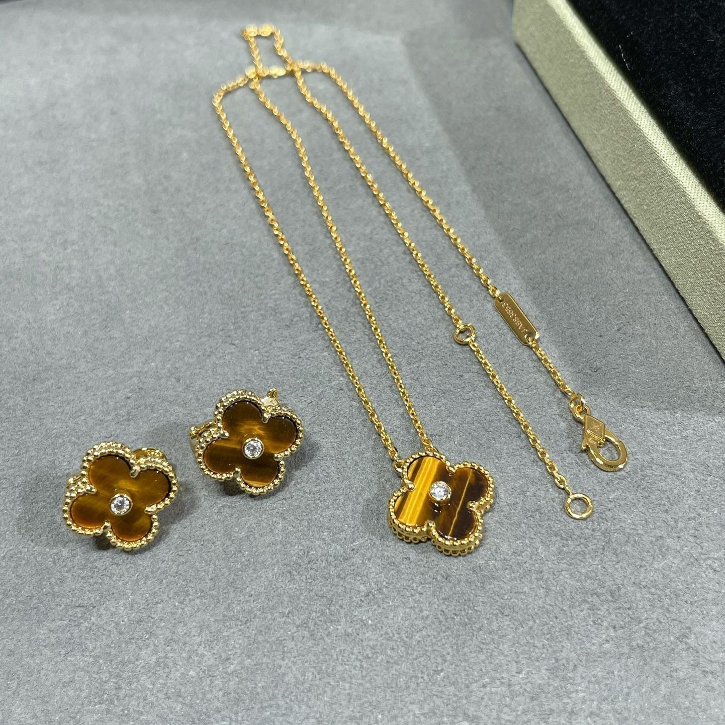 [⭐Luxery]CLOVER 15MM DIAMOND AND YELLOW TIGER'S EYE AGATE necklace