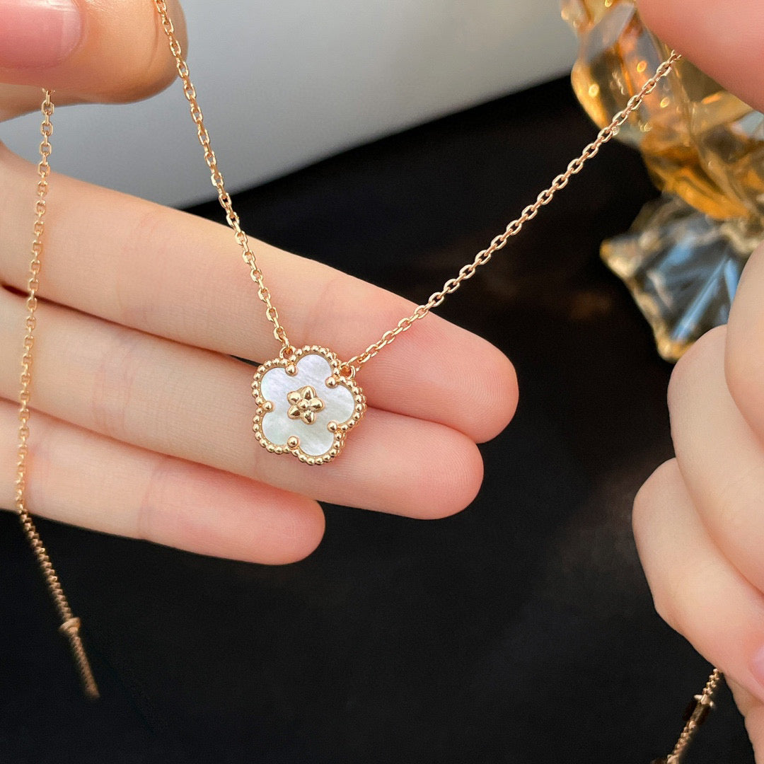 [⭐Luxery]LUCKY  WHITE MOP  PLUM BLOSSOM NECKLACE