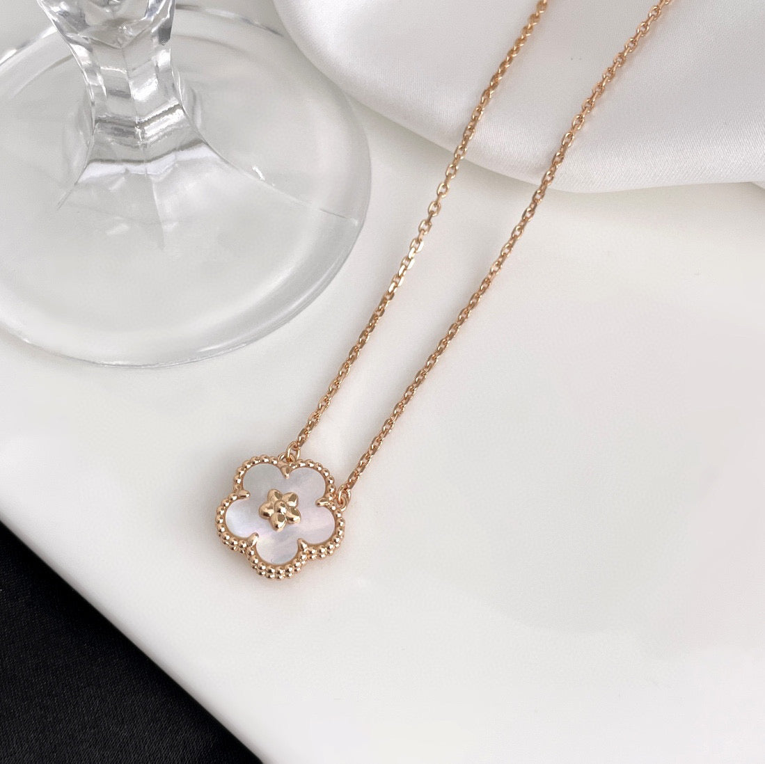 [⭐Luxery]LUCKY  WHITE MOP  PLUM BLOSSOM NECKLACE