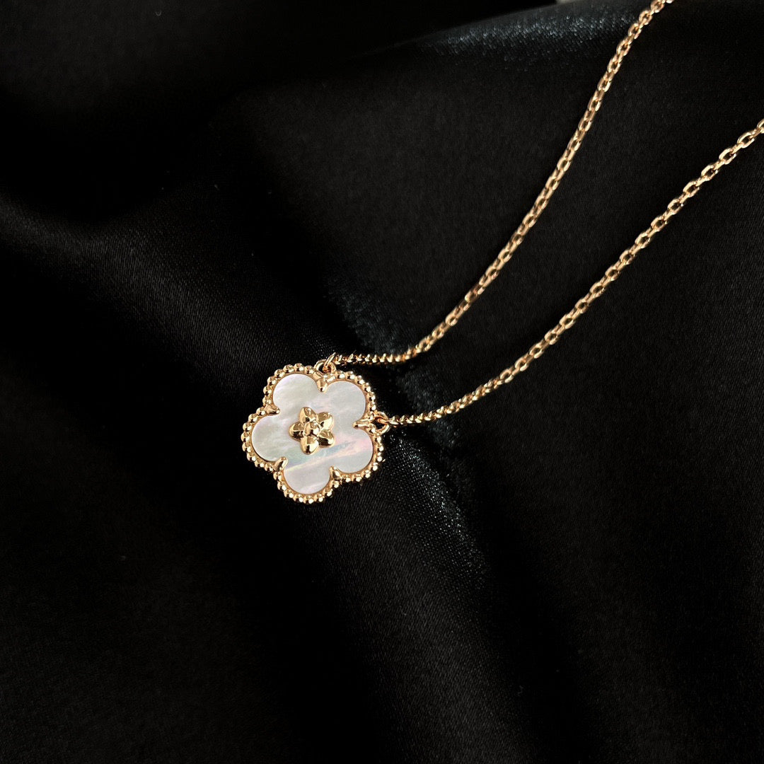 [⭐Luxery]LUCKY  WHITE MOP  PLUM BLOSSOM NECKLACE