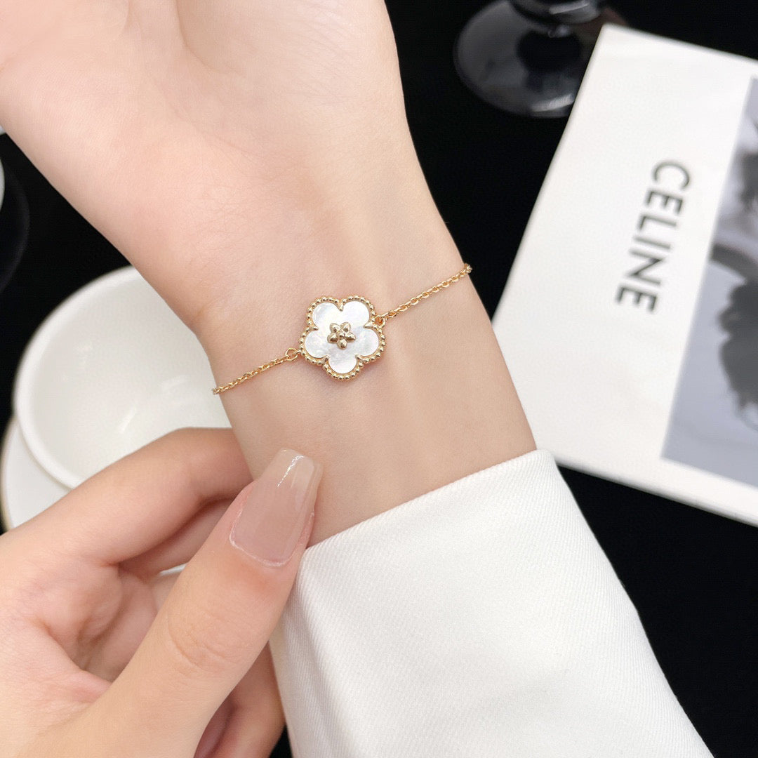 [⭐Luxery]LUCKY WHITE MOP PLUM BLOSSOM  BRACELET