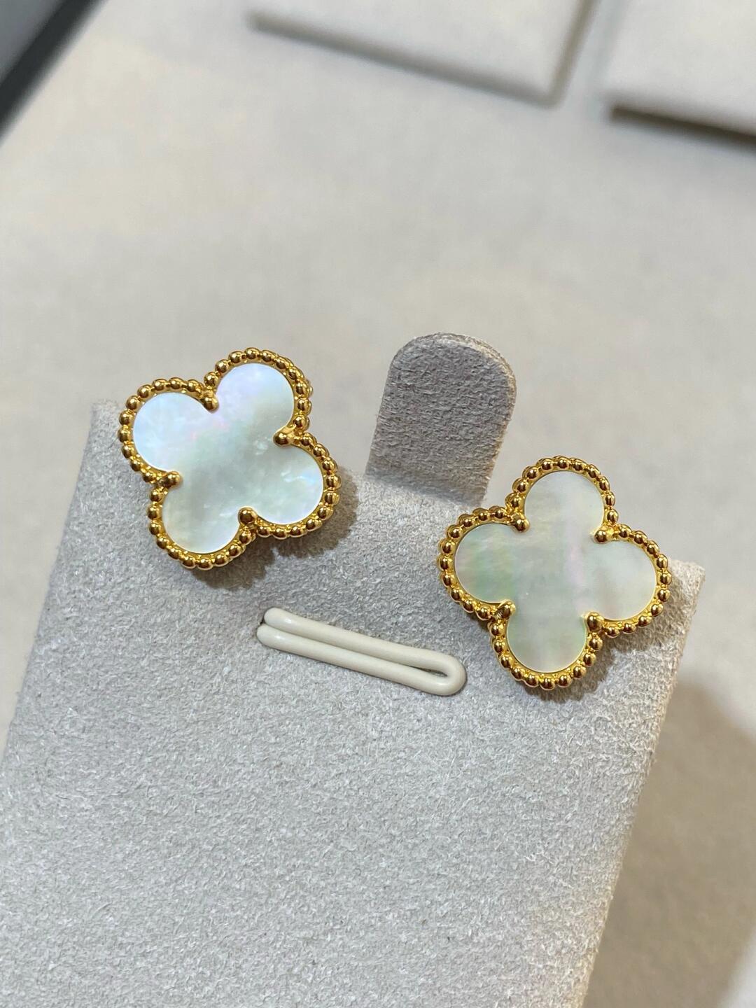 [⭐Luxery] CLOVER LARGE (20mm) 1 MOTIFS WHITE MOP STUD EARRINGS