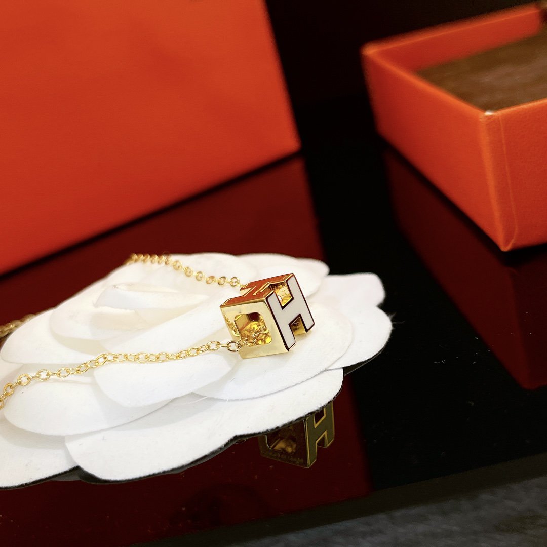 [⭐Luxery]H WHITE SQUARE GOLD NECKLACE
