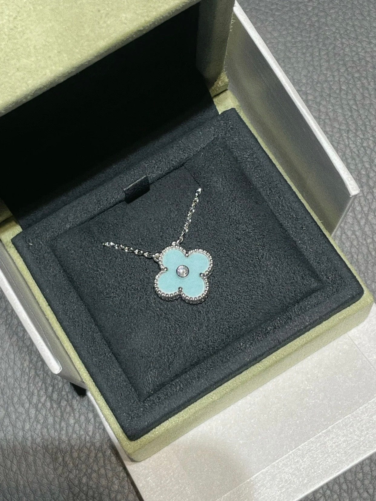 [⭐Luxery]CLOVER 1 DIAMOND LIGHT BLUE SILVER NECKLACE