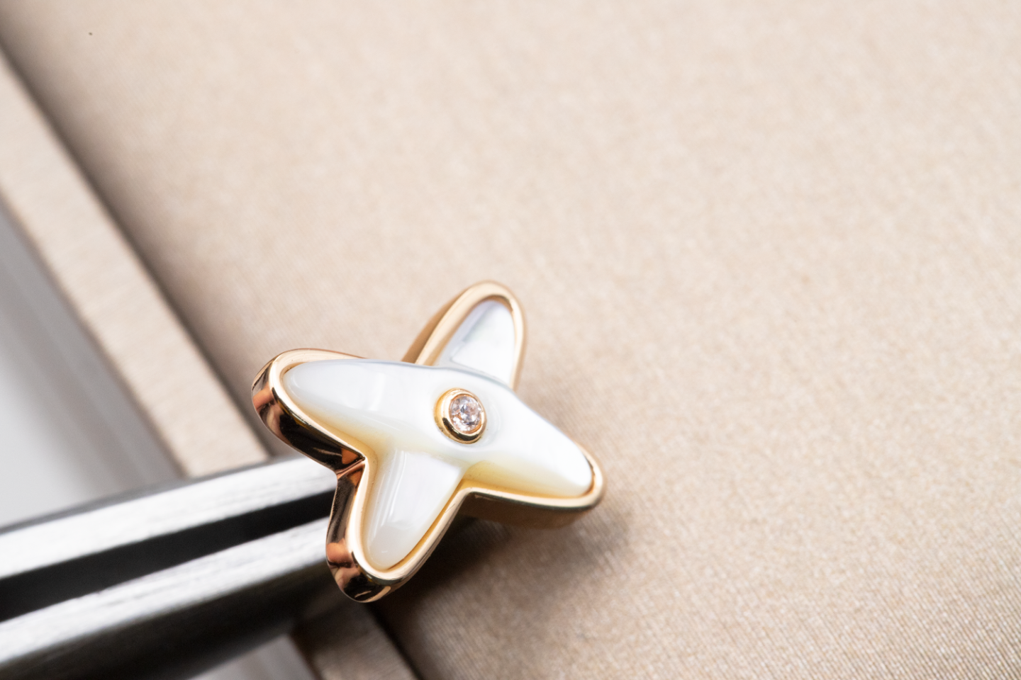[⭐Luxery]JEUX DE WHITE MOP PINK GOLD DIAMOND EARRINGS