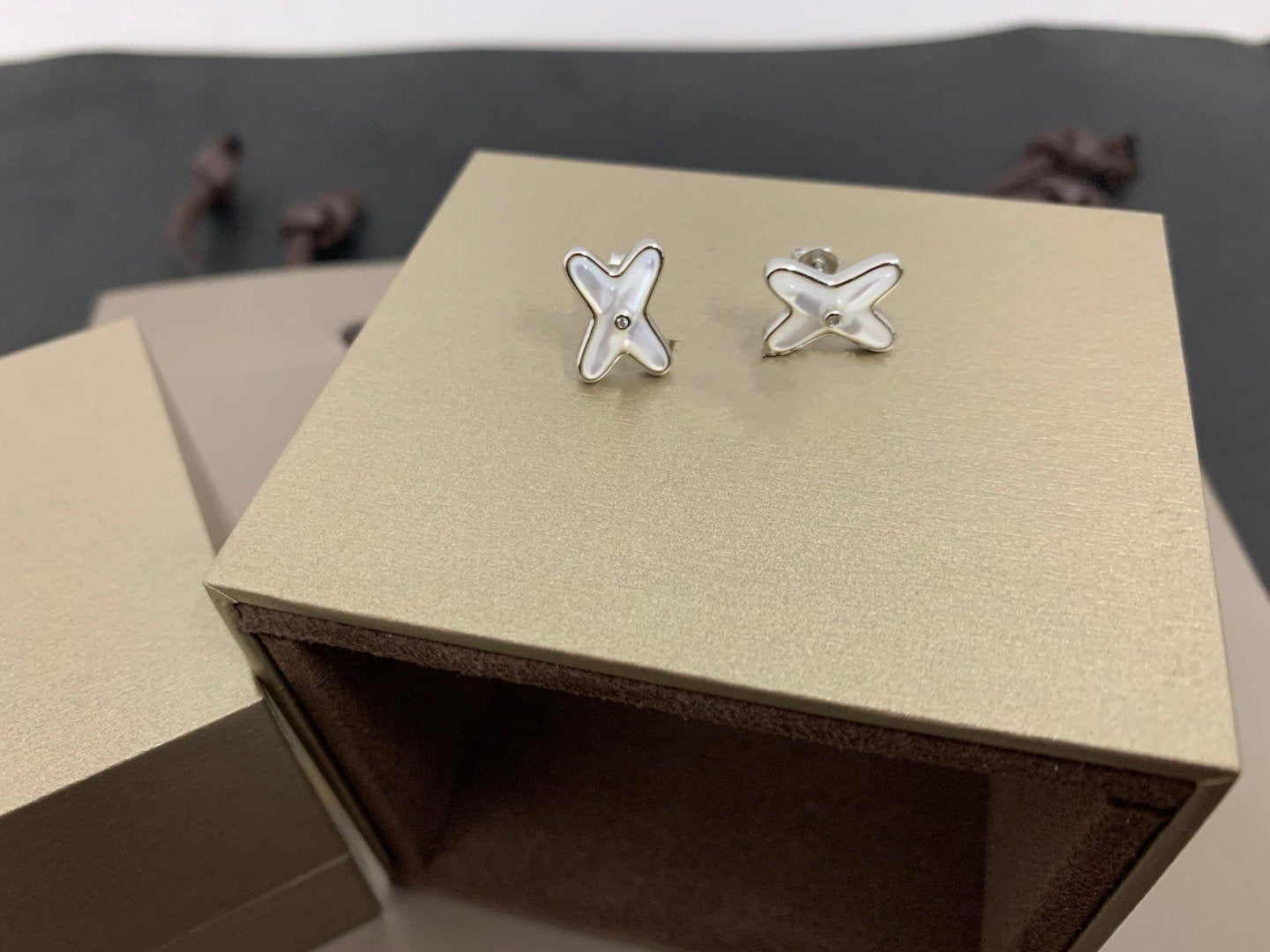 [⭐Luxery]JEUX DE WHITE MOP SILVER DIAMOND EARRINGS
