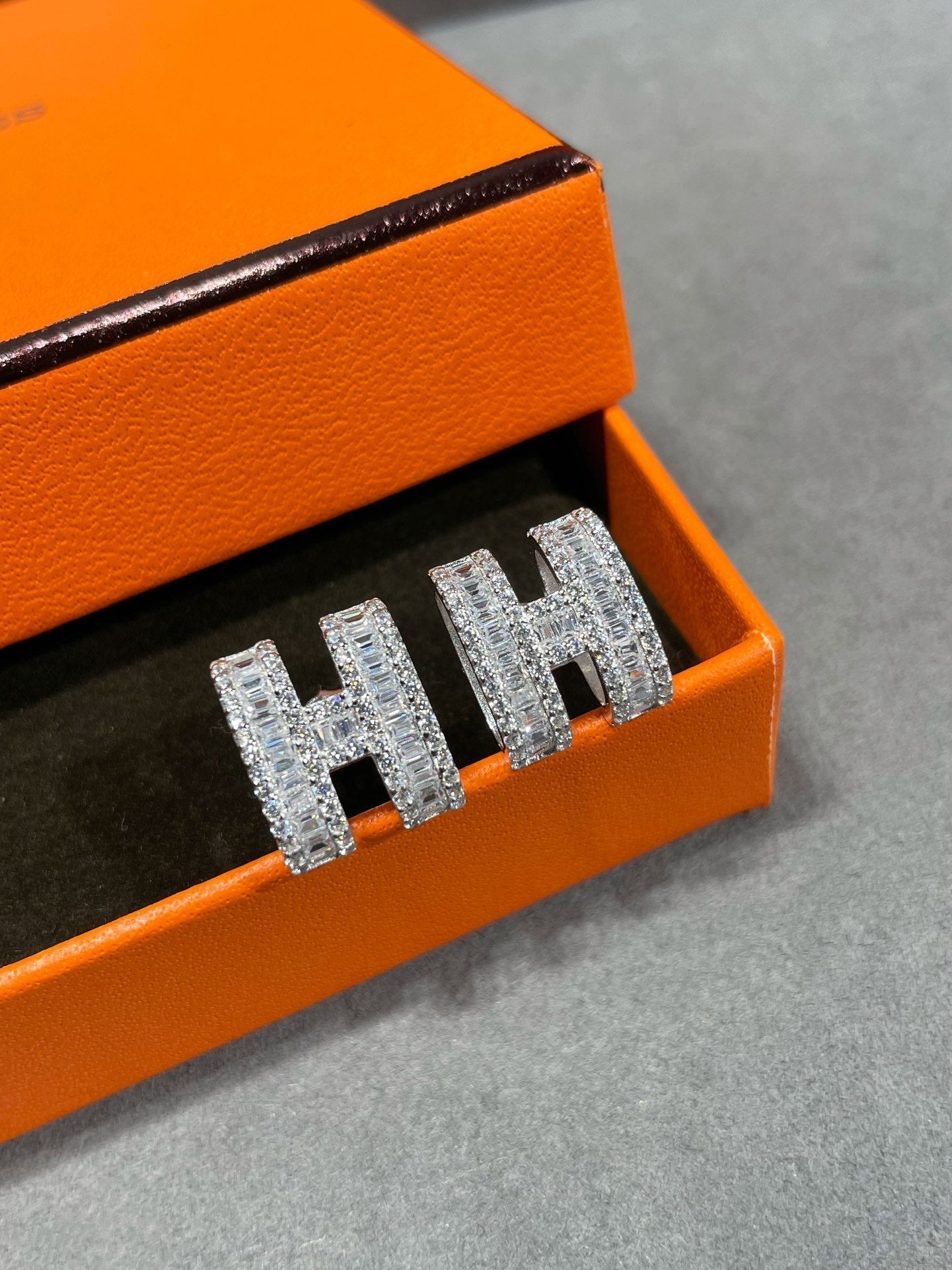 [⭐Luxery]H STUD EARRINGS WITH SILVER DIAMONDS
