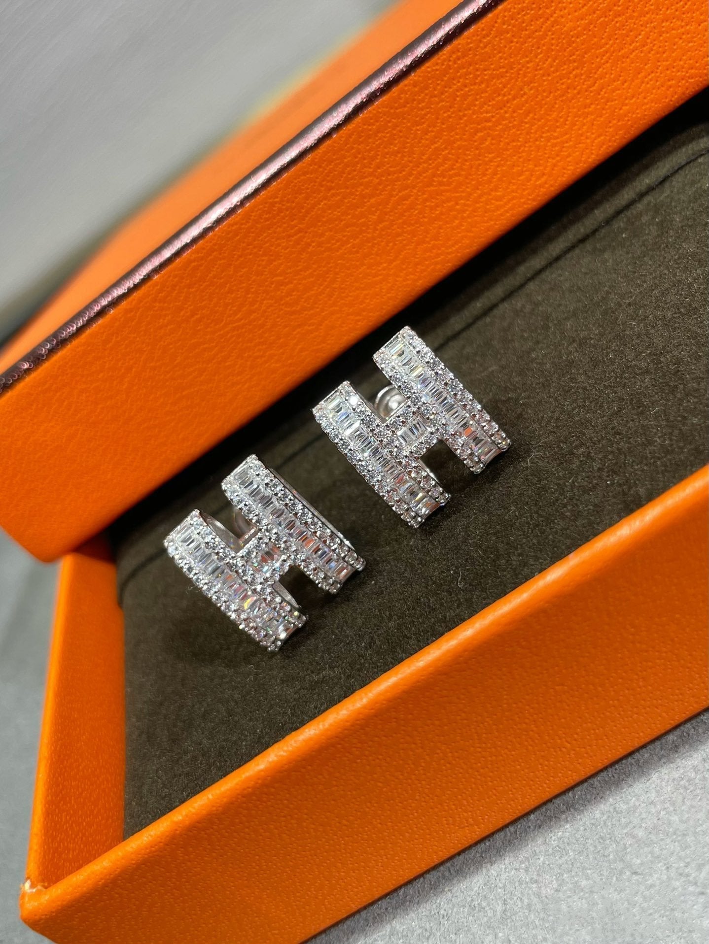 [⭐Luxery]H STUD EARRINGS WITH SILVER DIAMONDS
