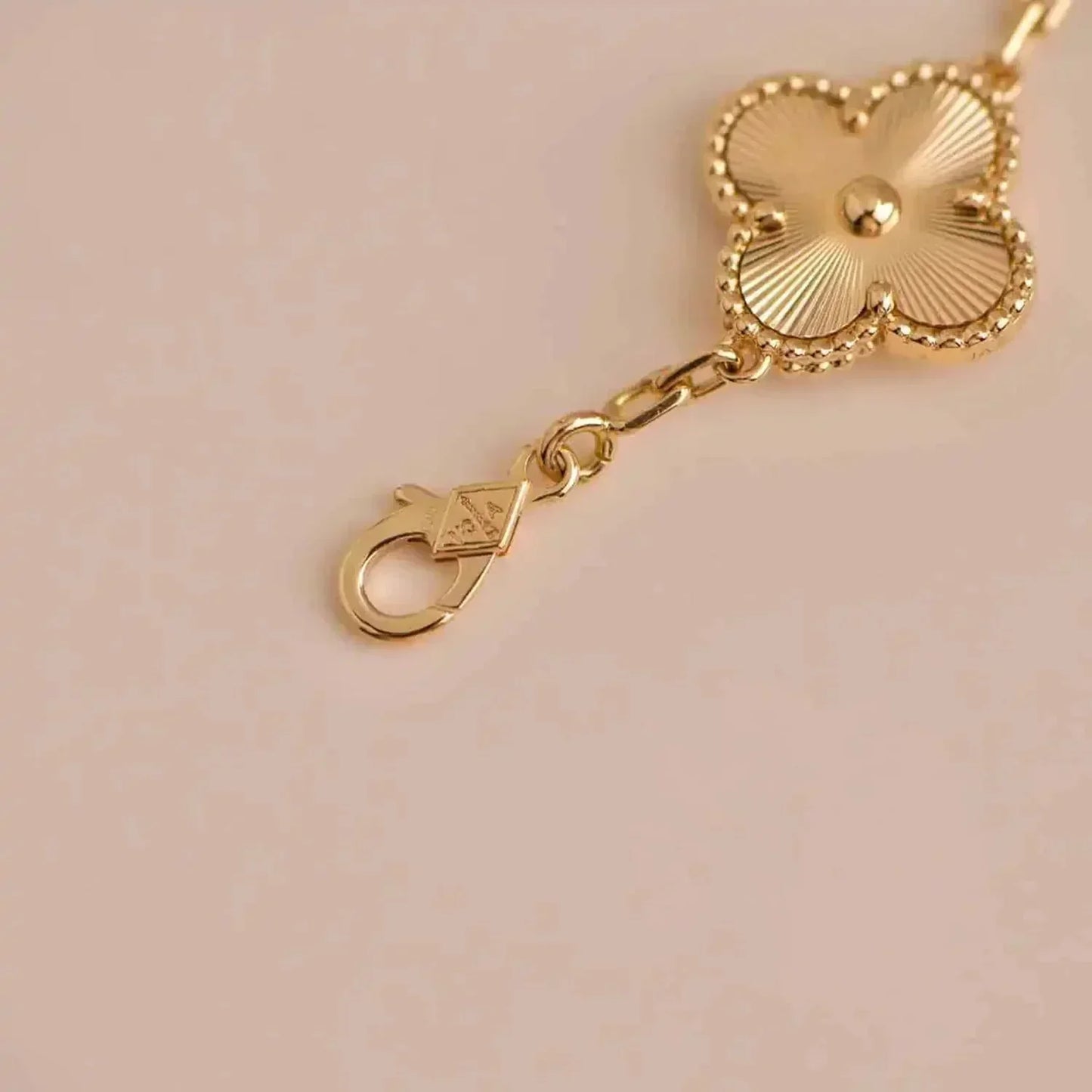 [⭐Luxery] CLOVER 5 MOTIF LASER BRACELET COLLECTION