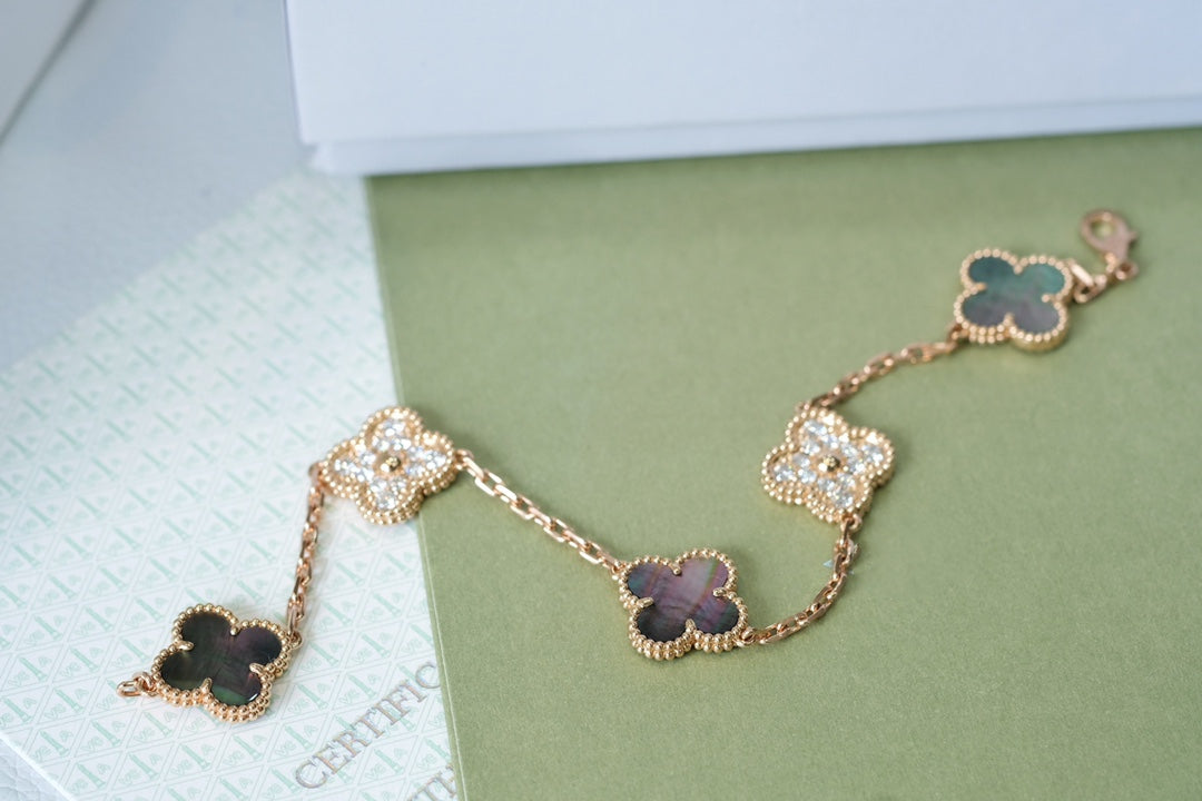 [⭐Luxery] CLOVER 5 MOTIF GRAY MOP BRACELET COLLECTION