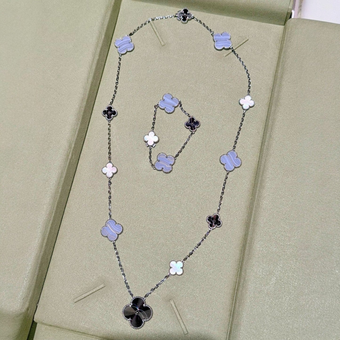 [⭐Luxery]DETACHABLE CLOVER 15(11+4) FLOWER SILVER NECKLACE SET