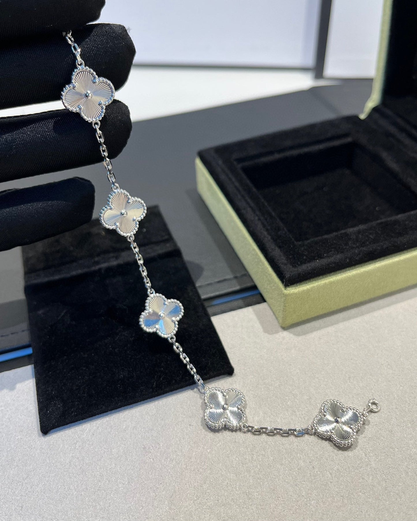 [⭐Luxery] CLOVER 5 MOTIF LASER BRACELET COLLECTION