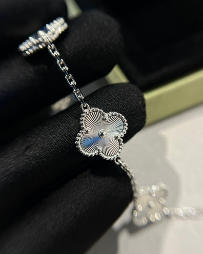 [⭐Luxery] CLOVER 5 MOTIF LASER BRACELET COLLECTION