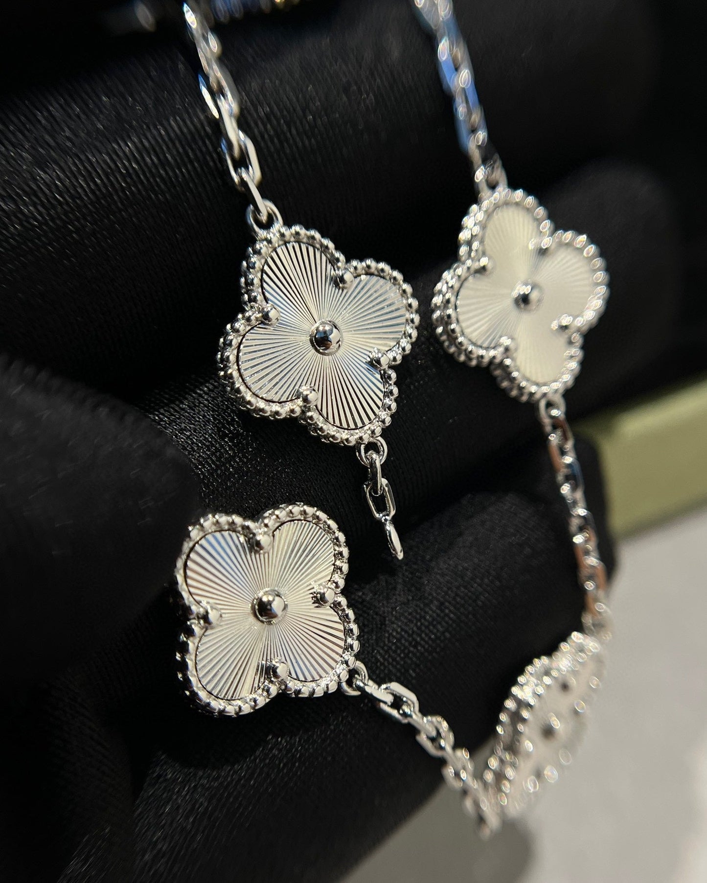 [⭐Luxery] CLOVER 5 MOTIF LASER BRACELET COLLECTION