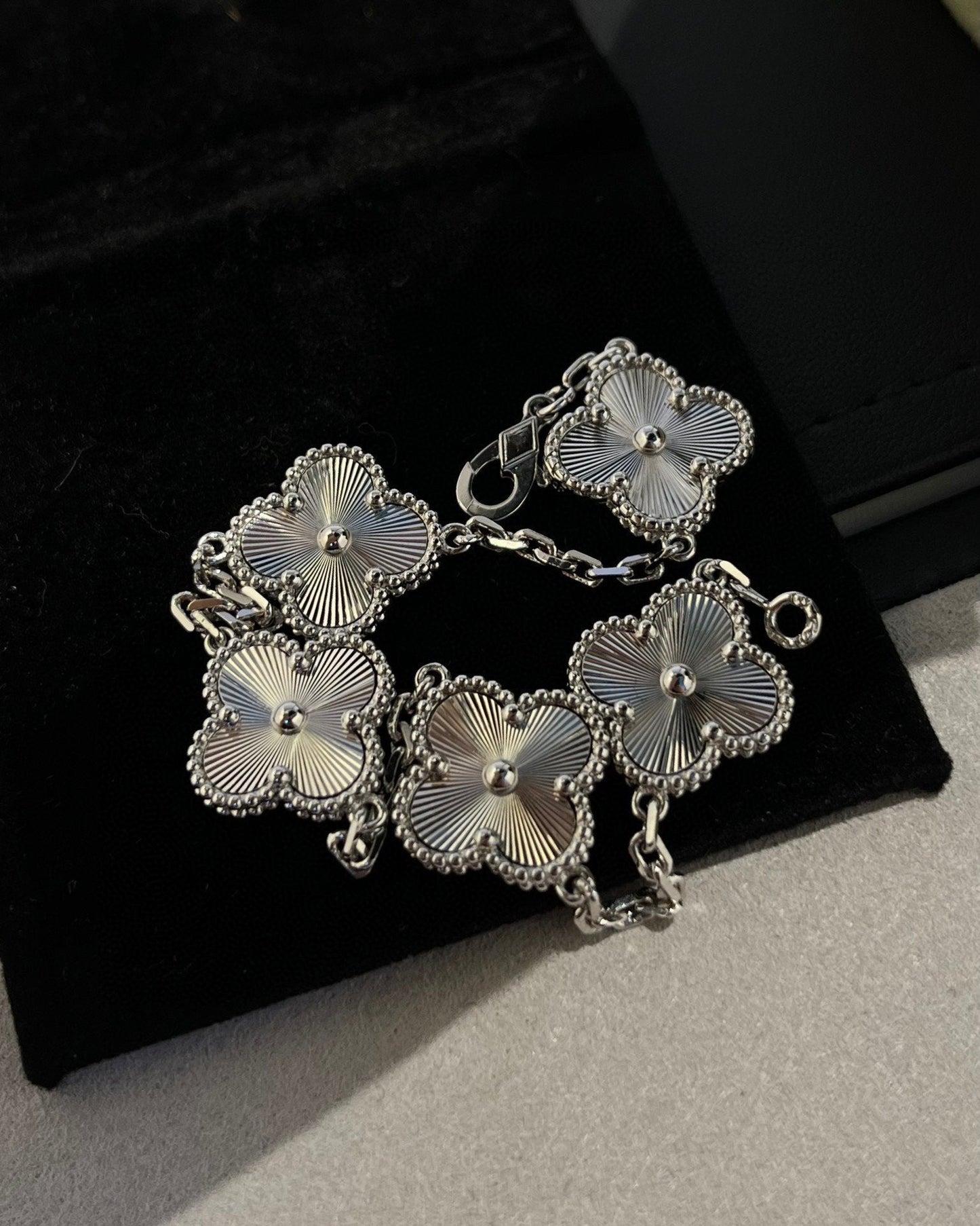 [⭐Luxery] CLOVER 5 MOTIF LASER BRACELET COLLECTION