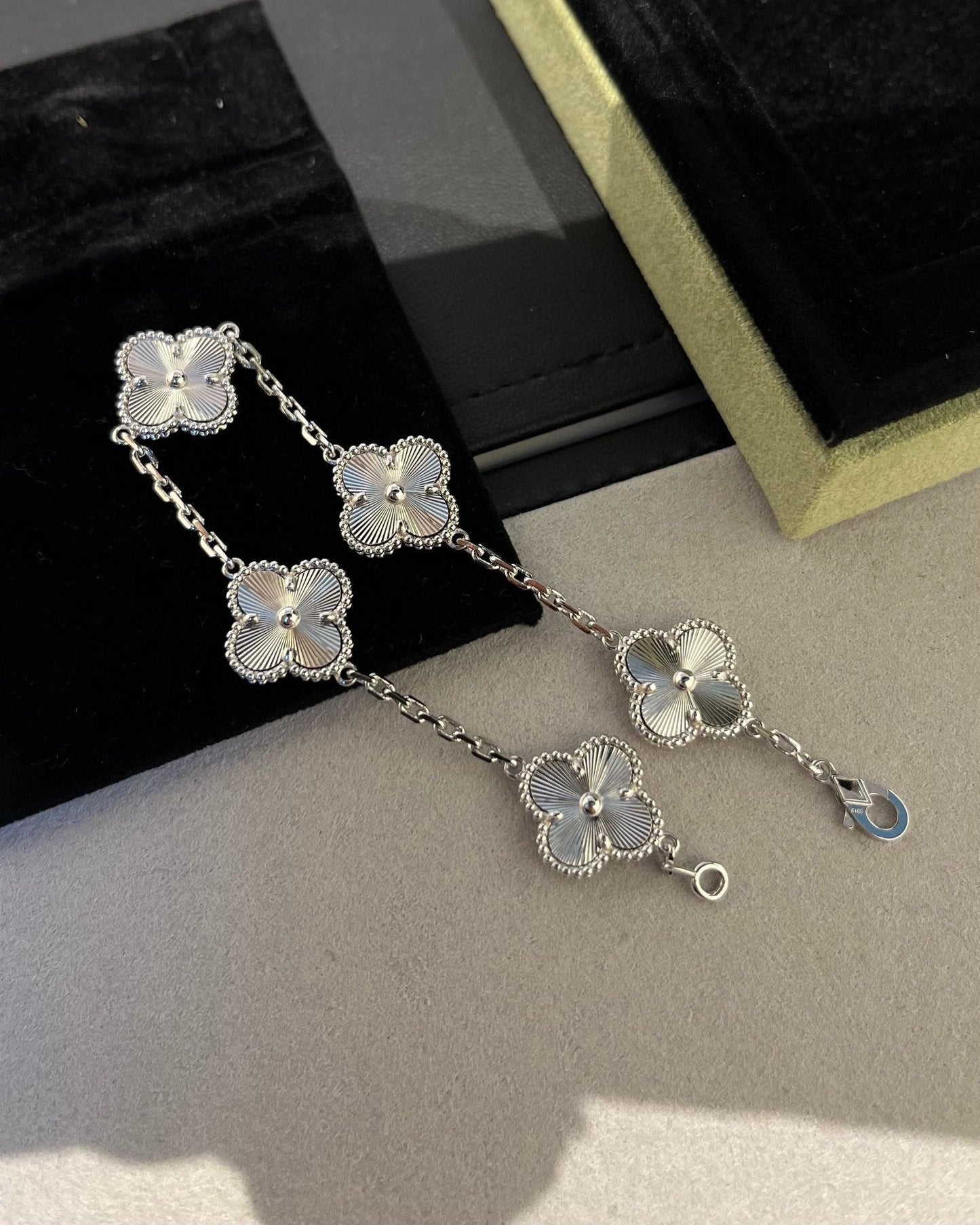 [⭐Luxery] CLOVER 5 MOTIF LASER BRACELET COLLECTION