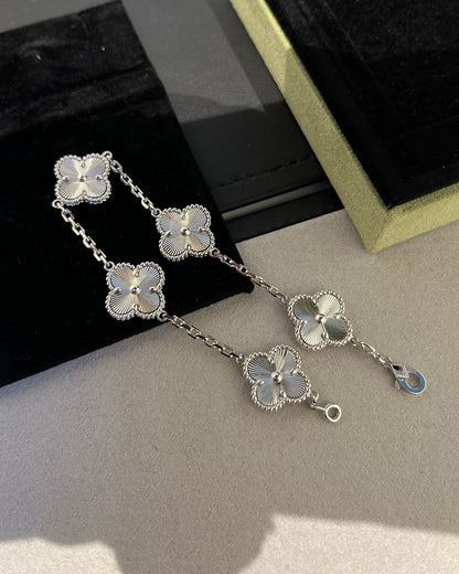 [⭐Luxery] CLOVER 5 MOTIF LASER BRACELET COLLECTION