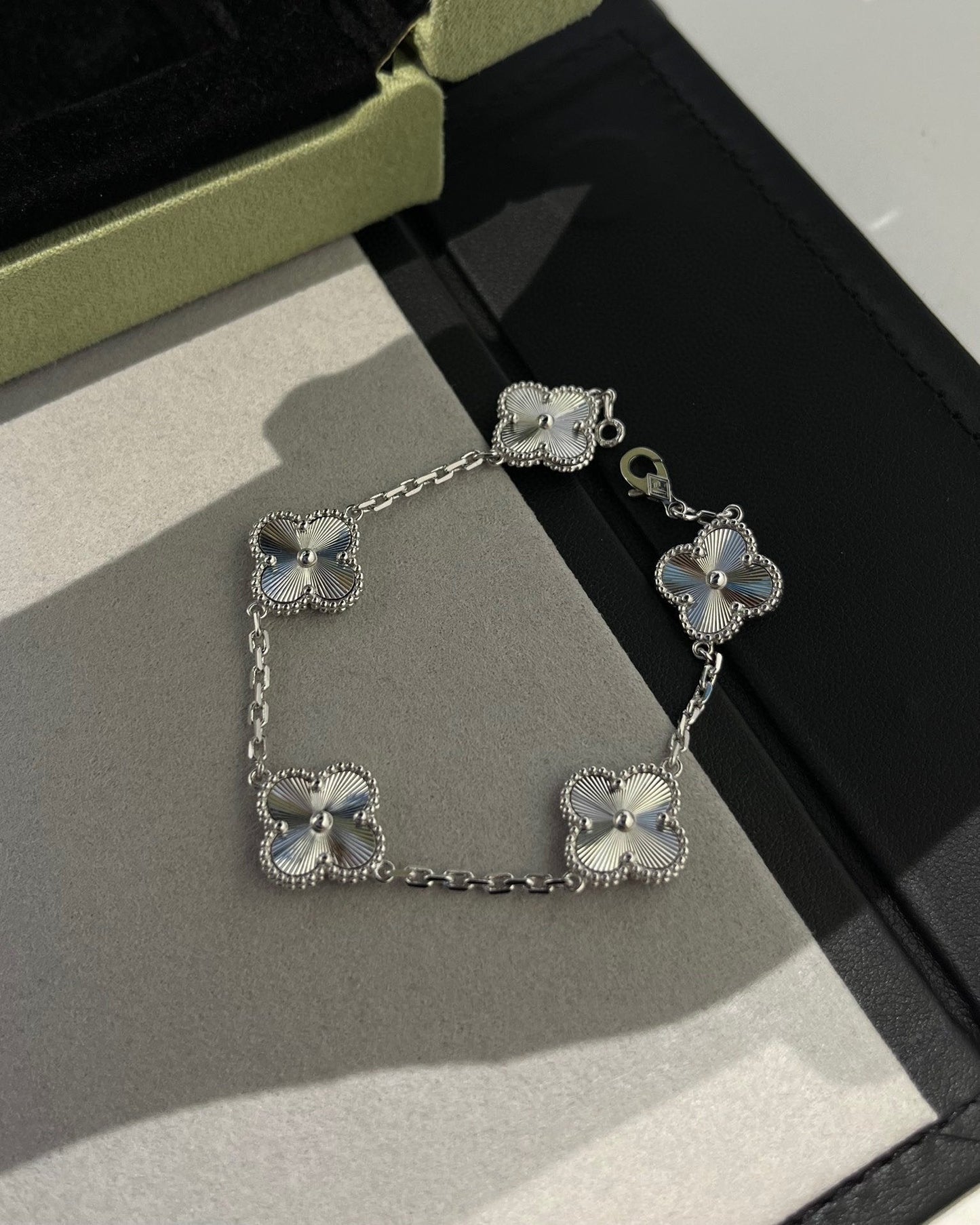 [⭐Luxery] CLOVER 5 MOTIF LASER BRACELET COLLECTION