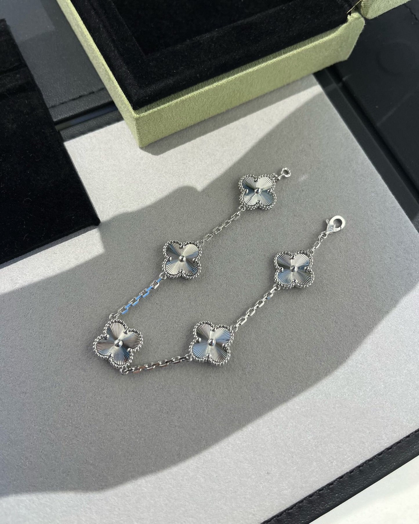 [⭐Luxery] CLOVER 5 MOTIF LASER BRACELET COLLECTION